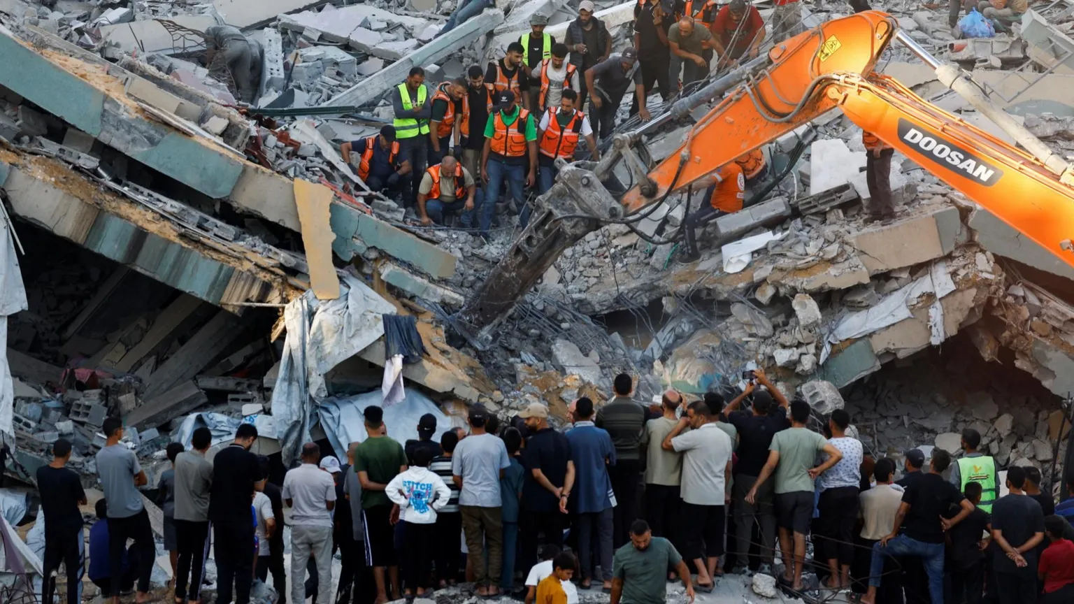 Abantu 20 bapfuye nyuma y’uko inyubako yari yarangijwe n’intambara isenyutse i Gaza